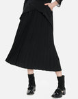 Midi-length pleated hem infuses the skirt with lightness and graceful aesthetics