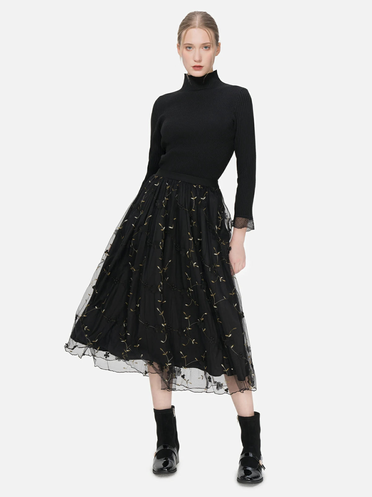 High-waisted midi tulle skirt with delicate embroidered leaf patterns and a comfortable high-elasticity waistband for a graceful and feminine silhouette.
