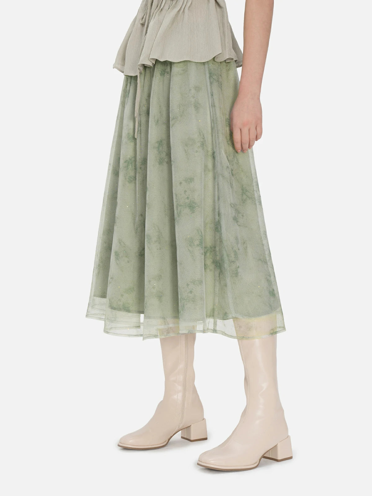 Comfortable and chic mid-length skirt in green, designed with an elastic waistband and sheer mesh adorned with delicate floral prints, perfect for versatile wear.