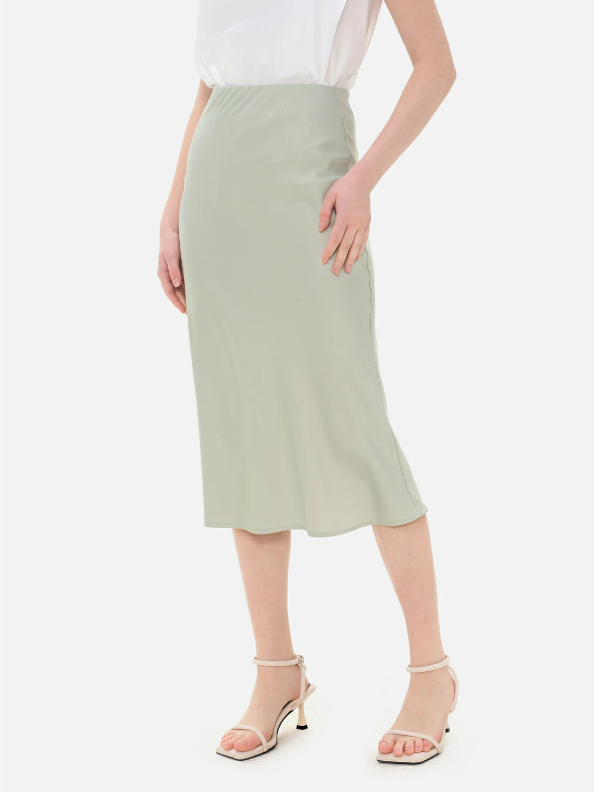 Fresh and ethereal feel in a straight green skirt