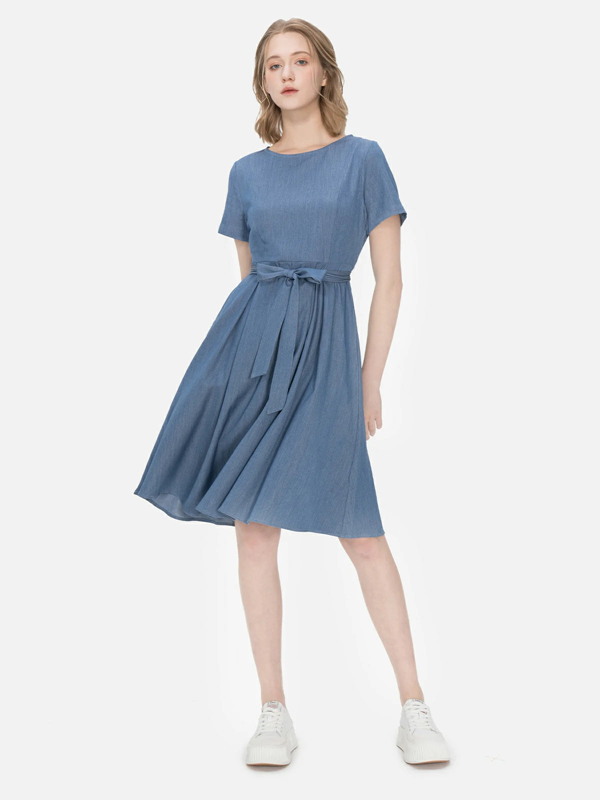 Effortlessly stylish midi dress with tie-waist, ideal for everyday wear