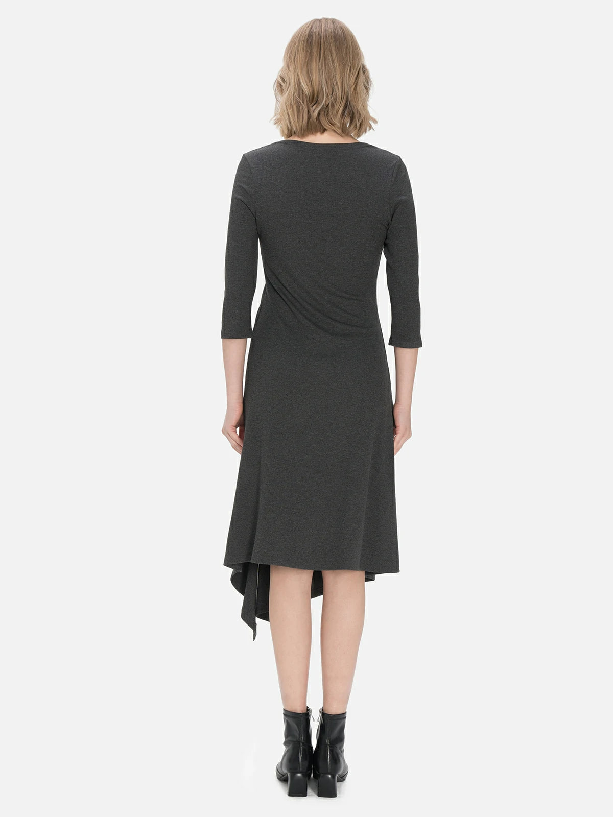 Irregular hem and side slit enhance the elegance of this black knitted dress, complemented by a drawstring design for a personalized pleated effect.