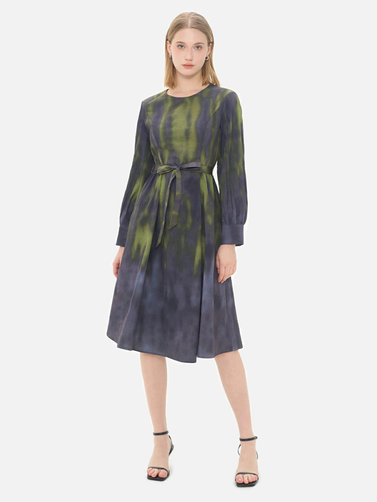 Elevate your style with this round-neck dress featuring a unique gray and green ombre effect and a cinched waist design.