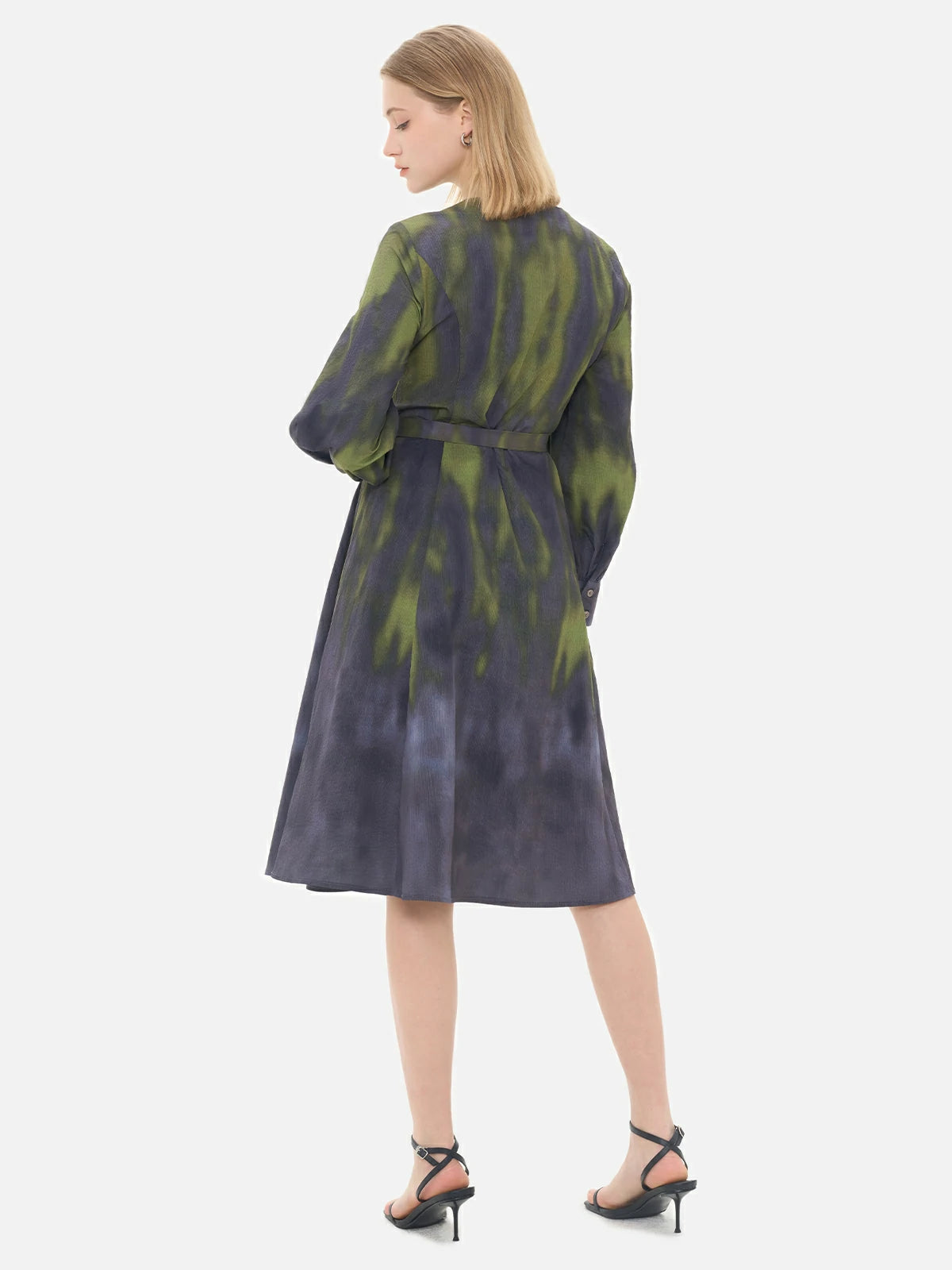 Embrace the artistry of fashion with this round-neck dress, a gray and green ombre effect, and a cinched waist design.