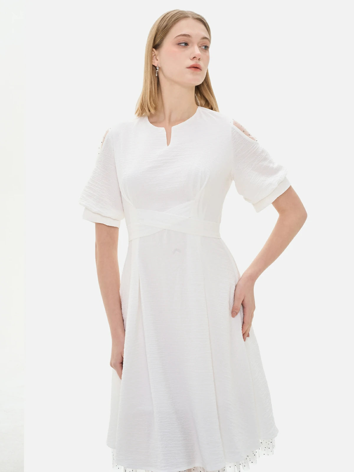 S·DEER white dress with V-neckline, puff sleeves, and a flared skirt with a delicate lace trim