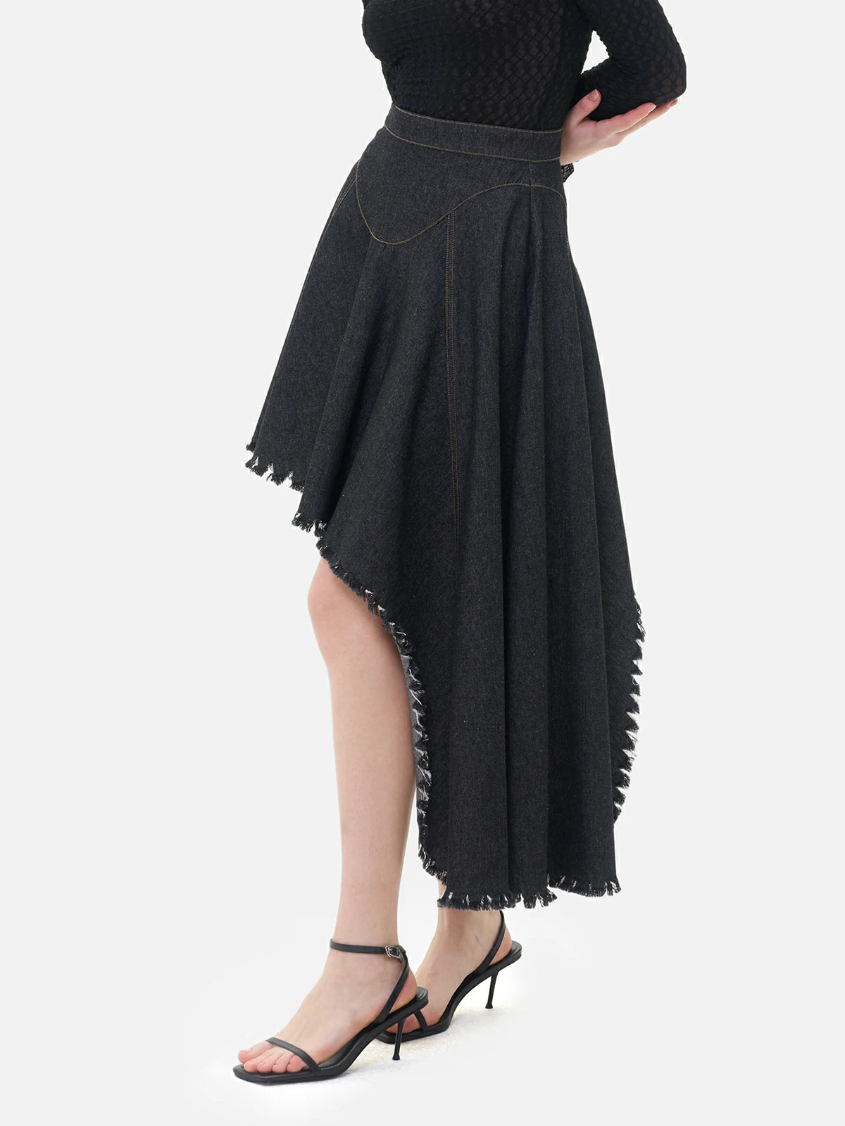 Fashionable design with frayed edge on the hem denim skirt