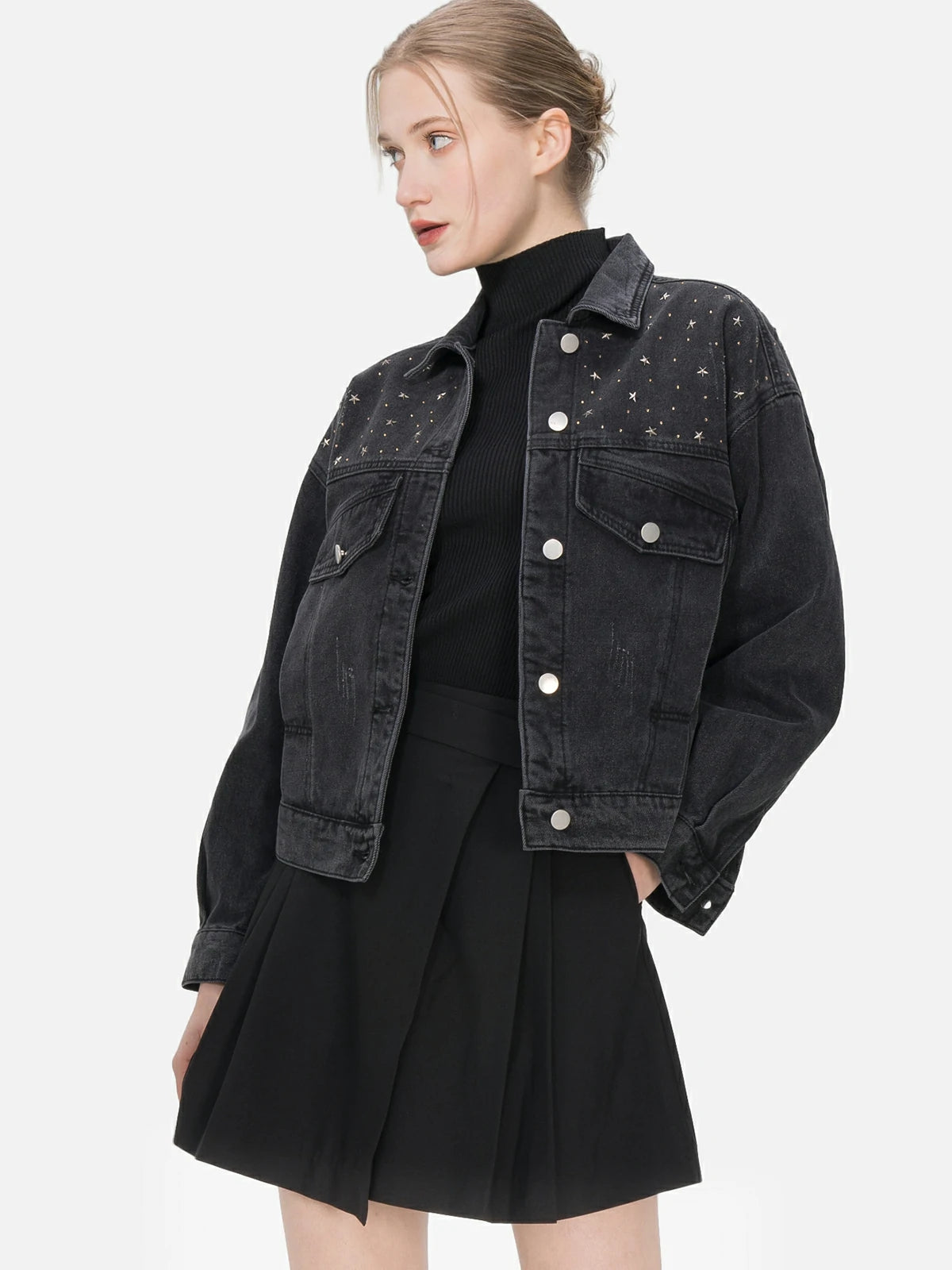 Explore a unique fashion experience with this short denim jacket, designed with star-shaped bead embellishments, offering a fashionable and individualistic look that stands out in any crowd.