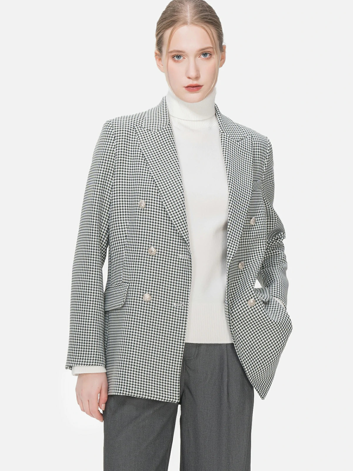 Explore the elegance of this houndstooth blazer in green tones, characterized by a refined design and vibrant color, creating a versatile and stylish outerwear option suitable for various occasions.