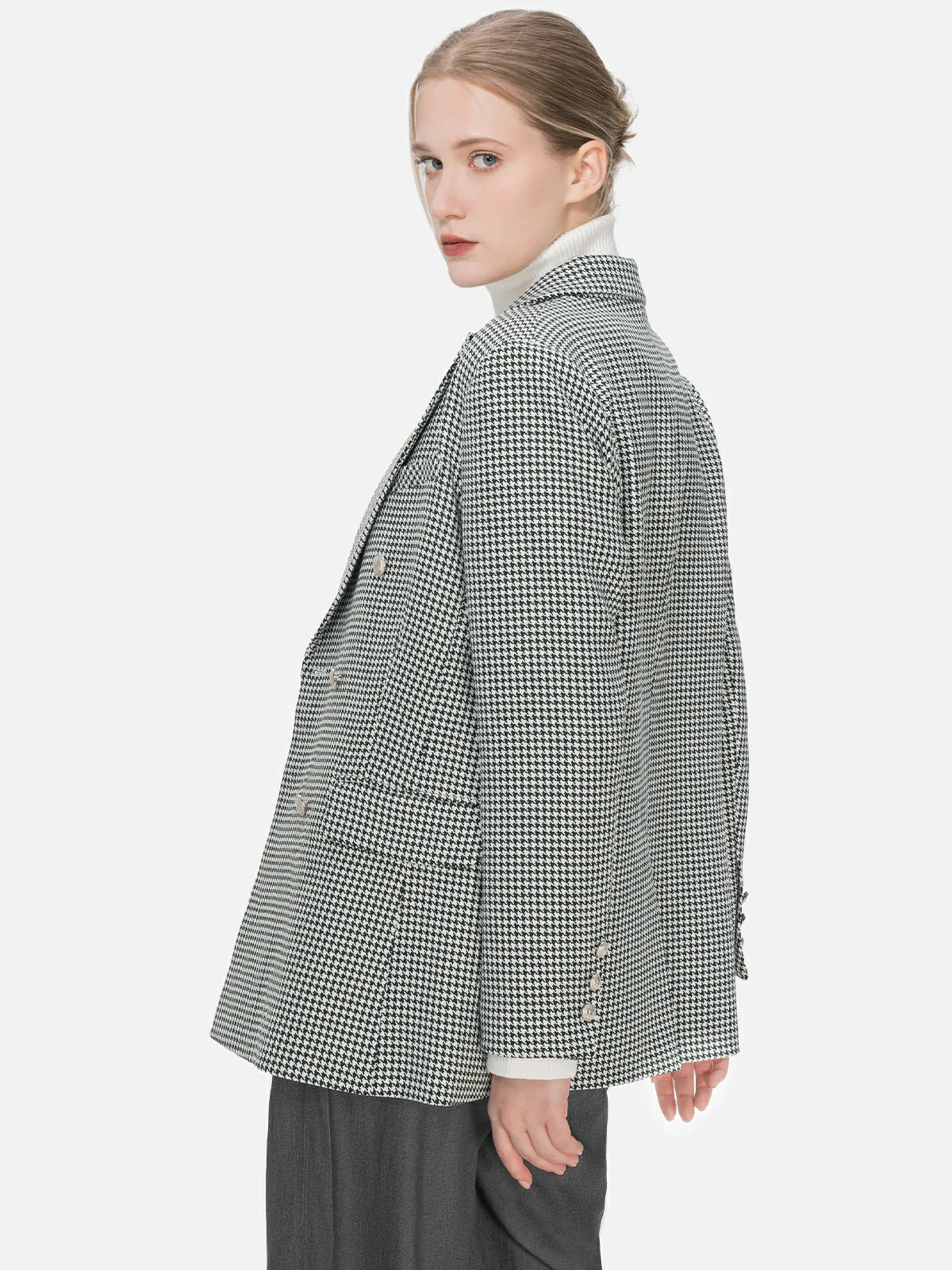 Define your fashion identity with this green-toned houndstooth blazer, presenting a perfect fusion of classic and contemporary styles, complete with padded shoulders and a double-breasted silhouette, ensuring both professionalism and comfort.