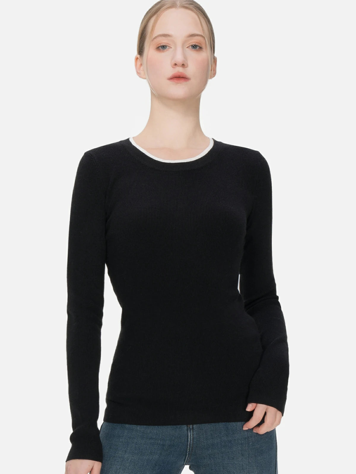Fashionable design of the black round-neck slim-fit knit sweater