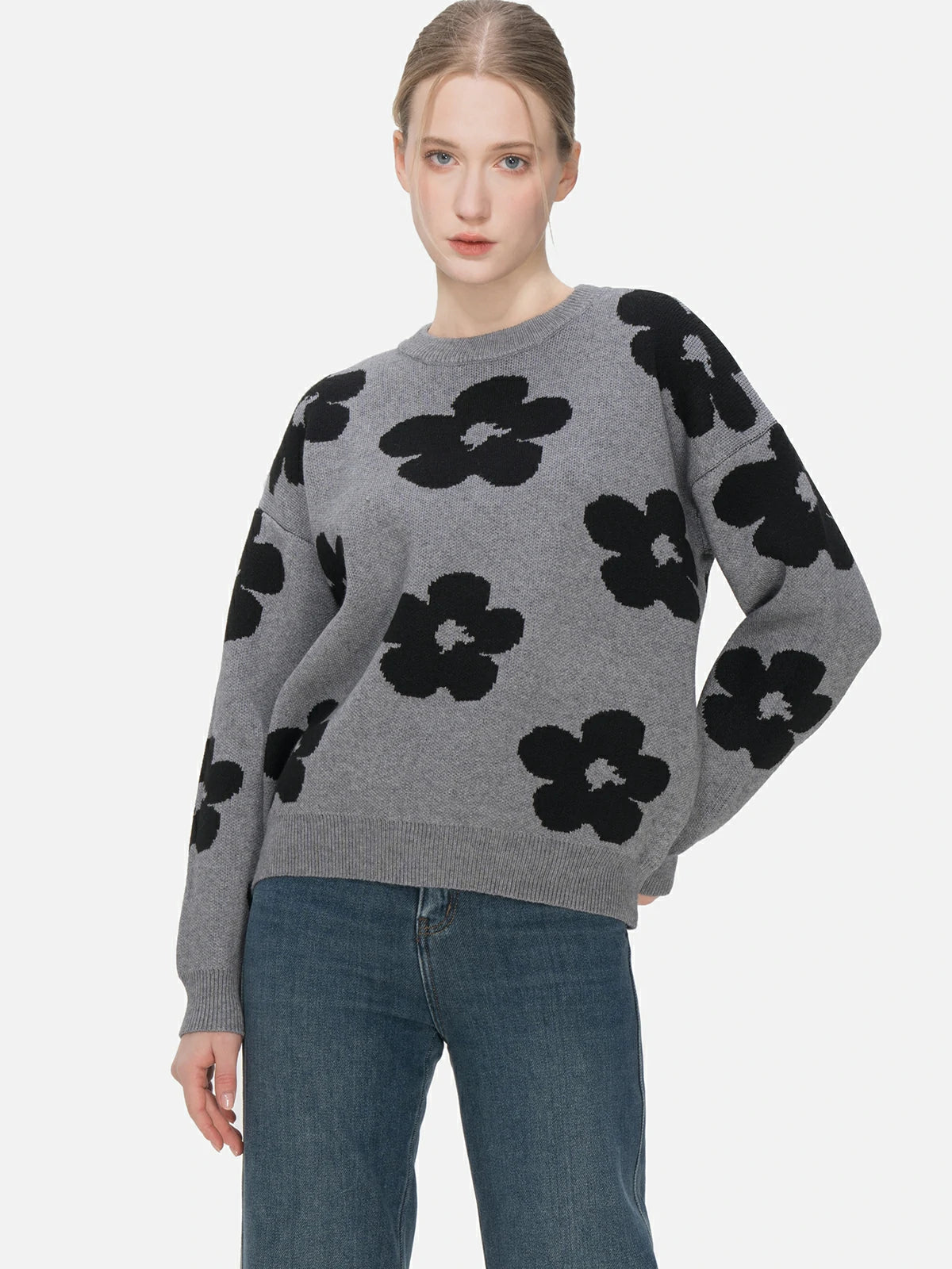 Versatile fashion piece - gray sweater with a relaxed fit and lively floral pattern