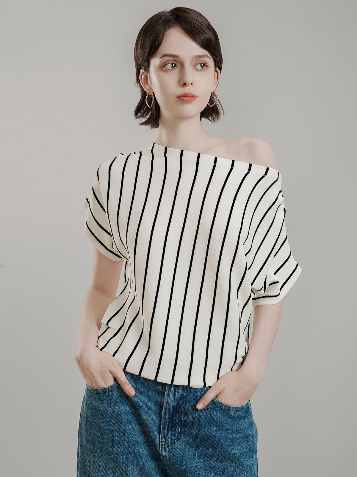 Women&#39;s boat neck striped top with relaxed short sleeves