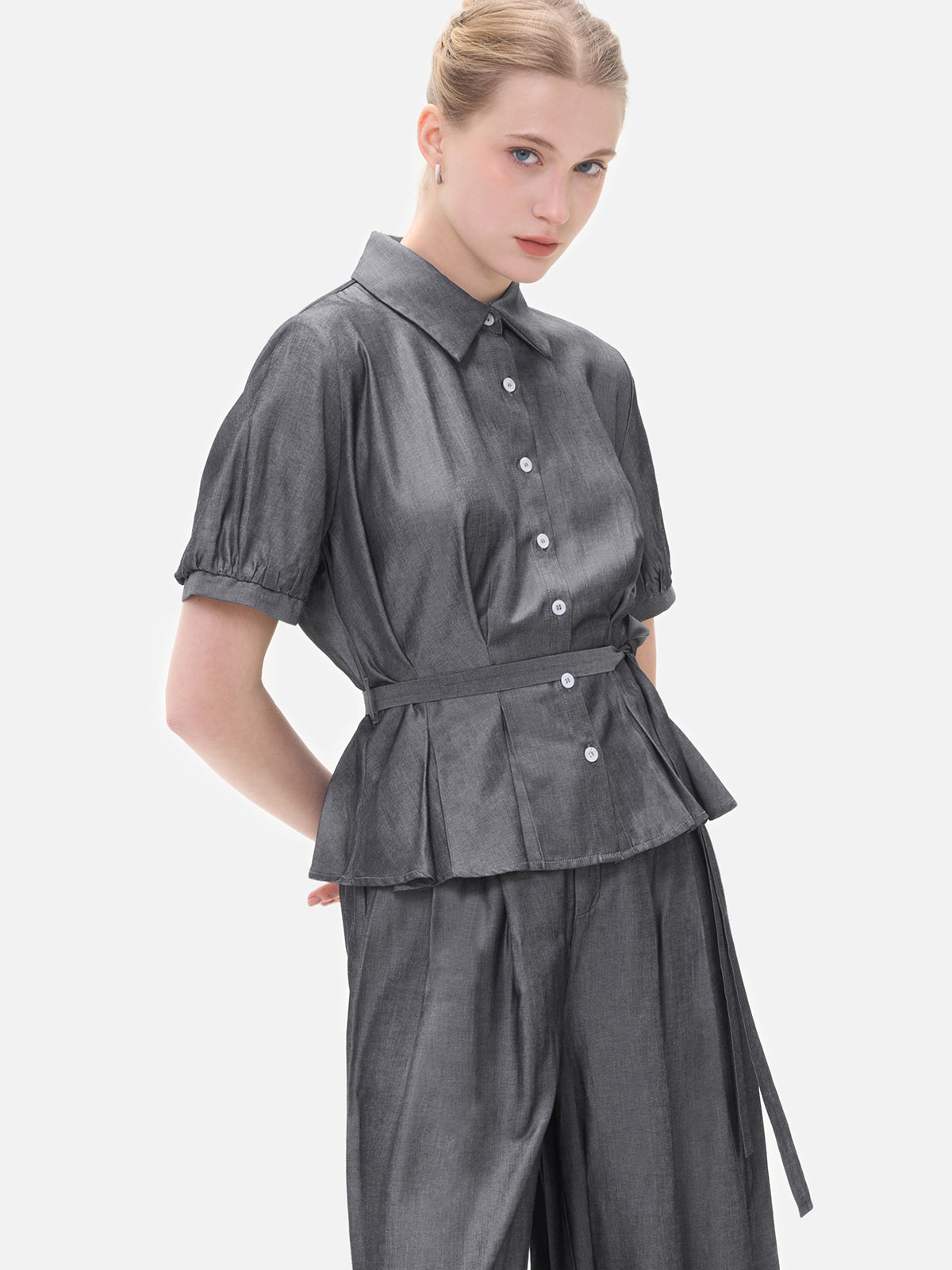 Nostalgic style short-sleeve shirt with collar and layered design