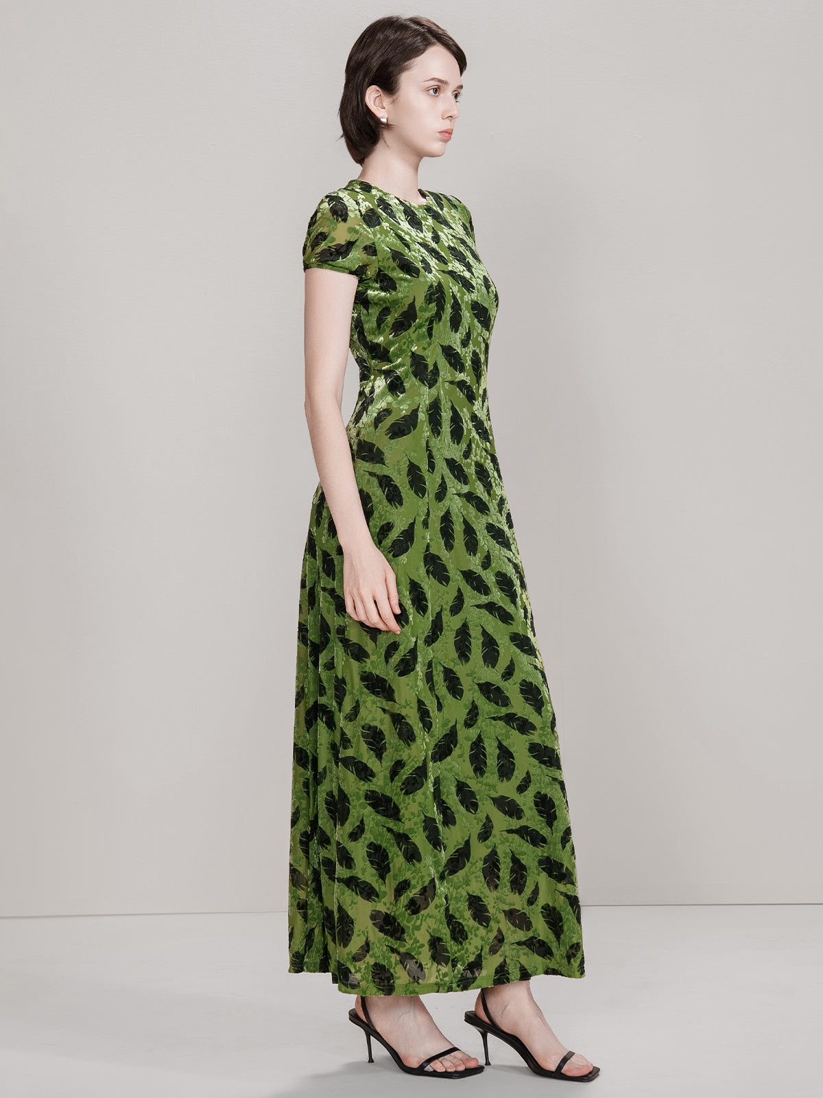 S·DEER feather printed slim fit maxi dress in green: elegant work wear