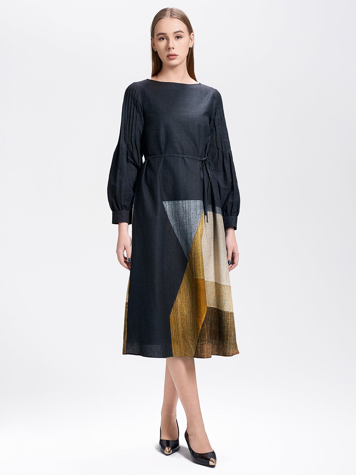 S·DEER dark blue geometric print midi linen dress with long sleeves and a waist tie, featuring an artistic triangular pattern in warm hues. Ideal for casual workdays or relaxed gatherings