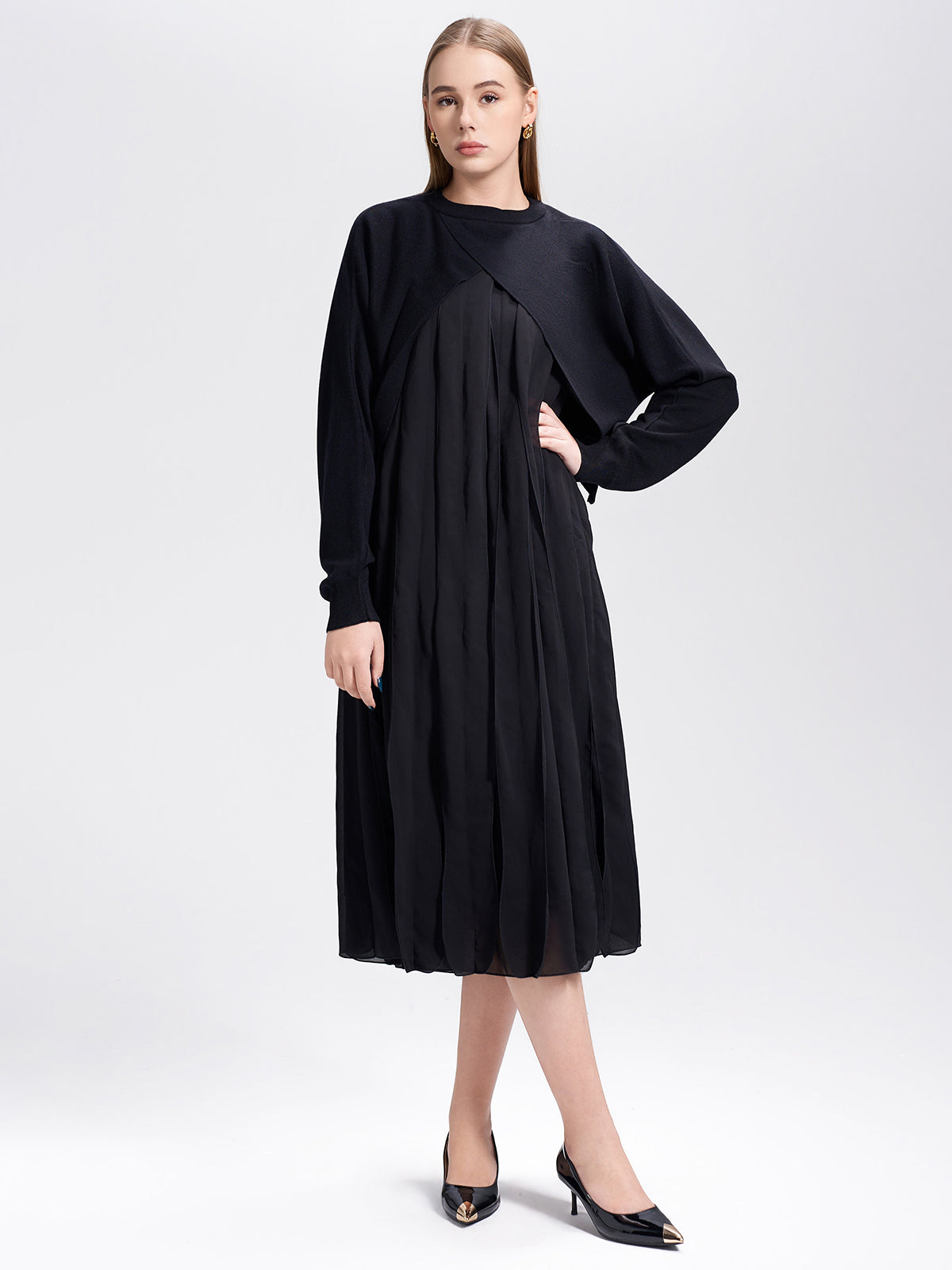 S·DEER sleeveless black pleated dress, offering an elegant silhouette with subtle vertical pleats. Perfect for evening events or semi-formal gatherings