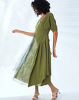 Farbblockkleid mit V-Ausschnitt und bedrucktem Mesh-Saum