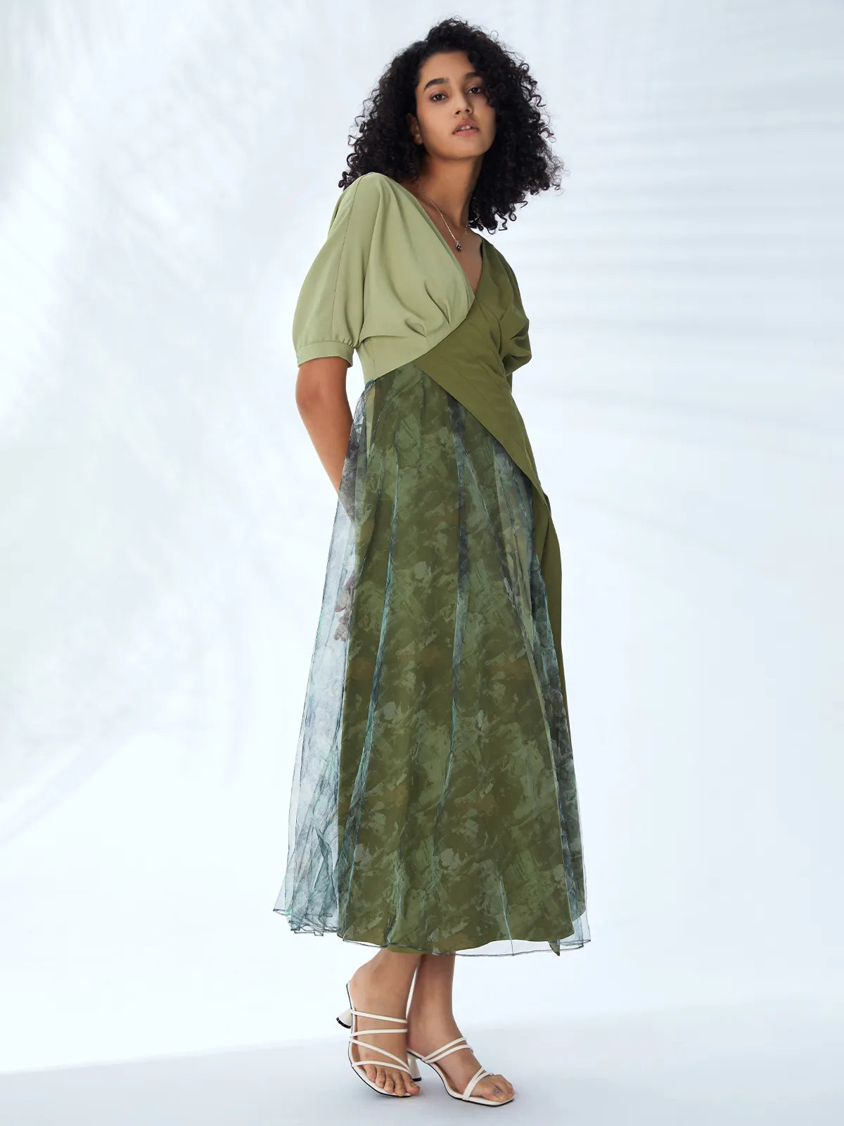Farbblockkleid mit V-Ausschnitt und bedrucktem Mesh-Saum