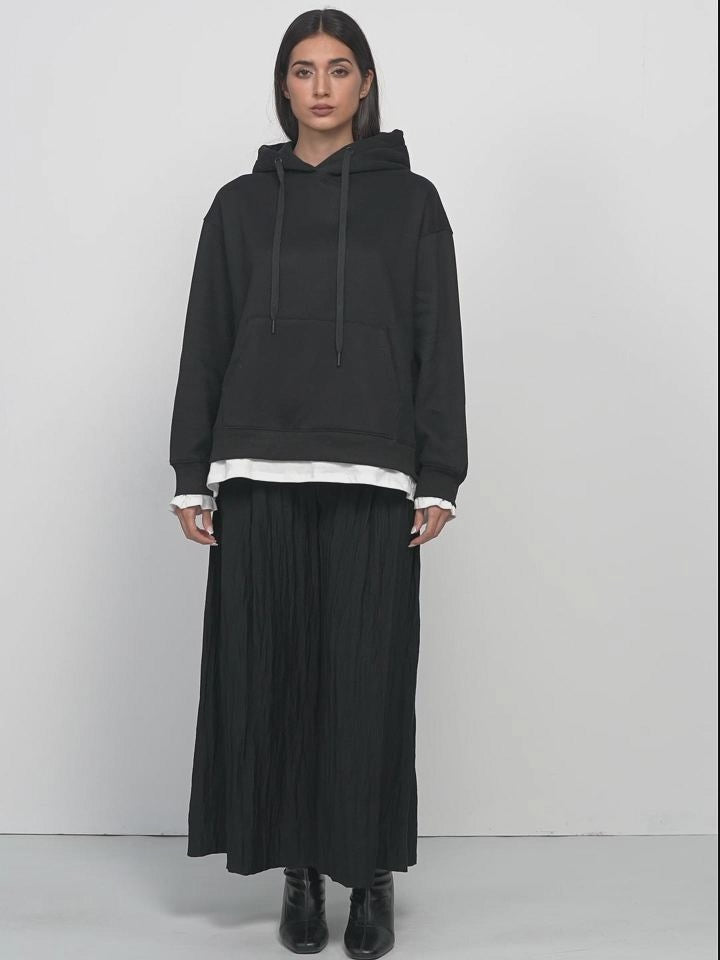 A comfortable and well-fitting fashion statement: the black loose-fitting hooded sweatshirt