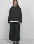 A comfortable and well-fitting fashion statement: the black loose-fitting hooded sweatshirt 