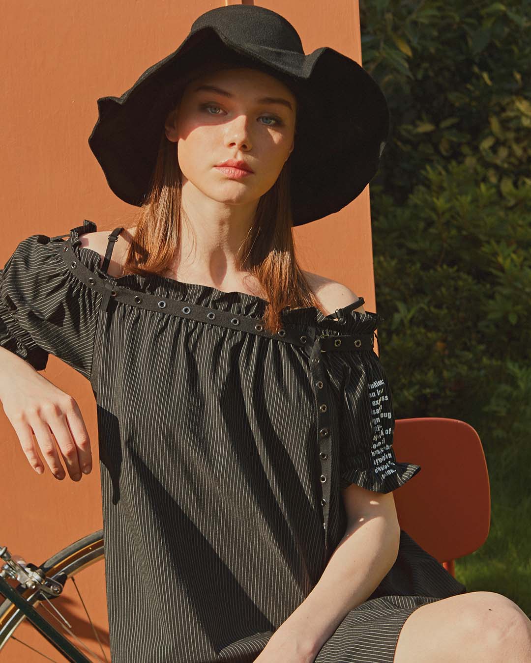 Elegante vestido elástico con tirantes a rayas y cuello de una línea