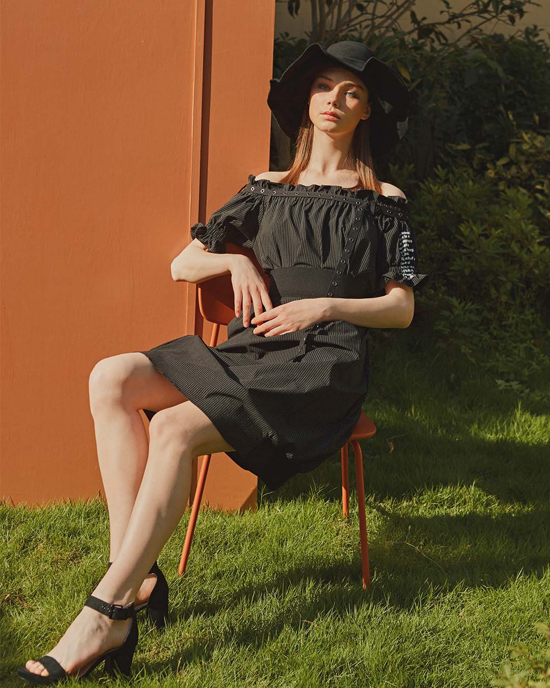 Elegante vestido elástico con tirantes a rayas y cuello de una línea