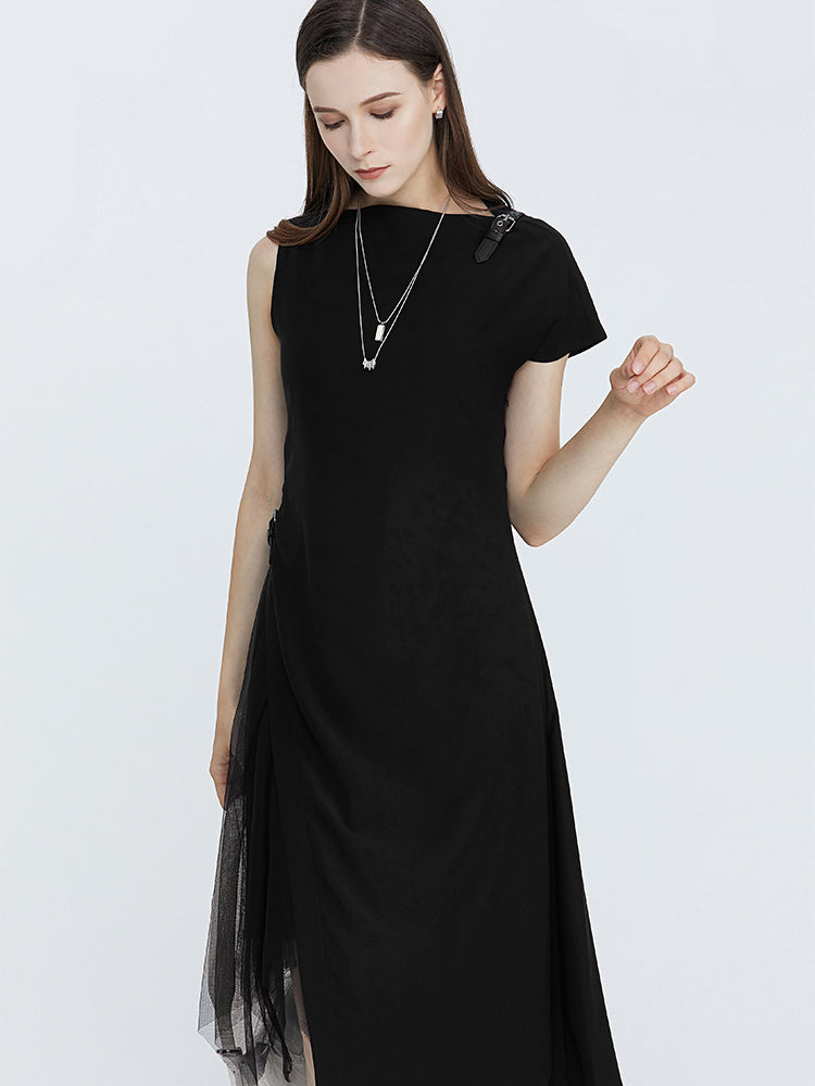 Kleid mit asymmetrischen Ärmeln und Lederschnallen