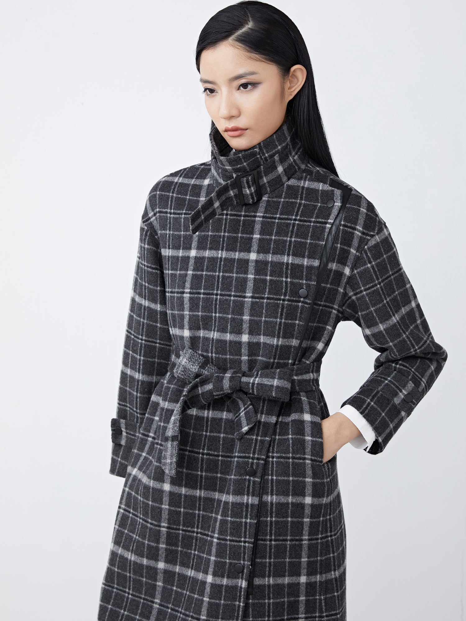 Abrigo largo de lana con empalme a cuadros en contraste con cuello de solapa