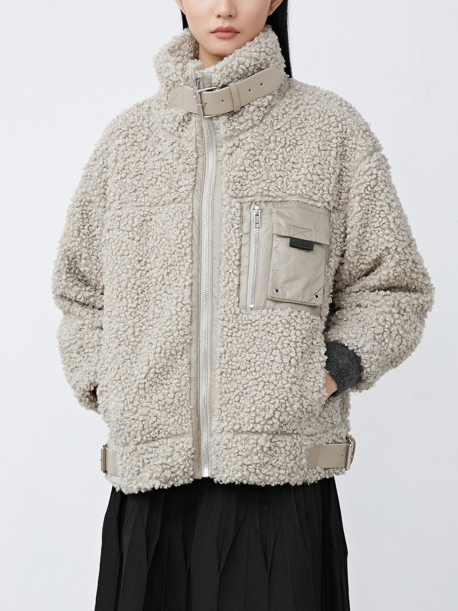 Chaqueta de lana sherpa sintética con cuello alto y bolsillo cosido